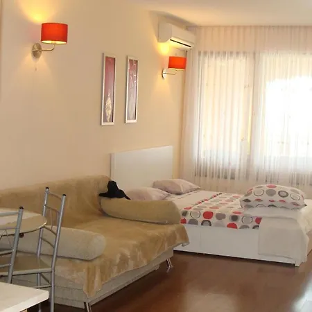 Admiral Apartment *
